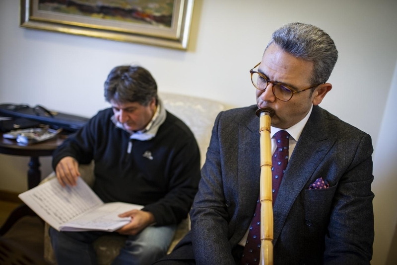 Drt blmden oluan eserin 'lk Dokunu' isimli ikinci blm, dnyann ilk enstrmanlarndan Hitit lirine gre bestelediini ifade eden Gn, Gbeklitepe'deki T harfindeki talarndan esinlenerek, benzer ta yaptrdklarn, perksyon tarzndaki bu yeni algnn vurulmasyla konserin balayacan bildirdi.