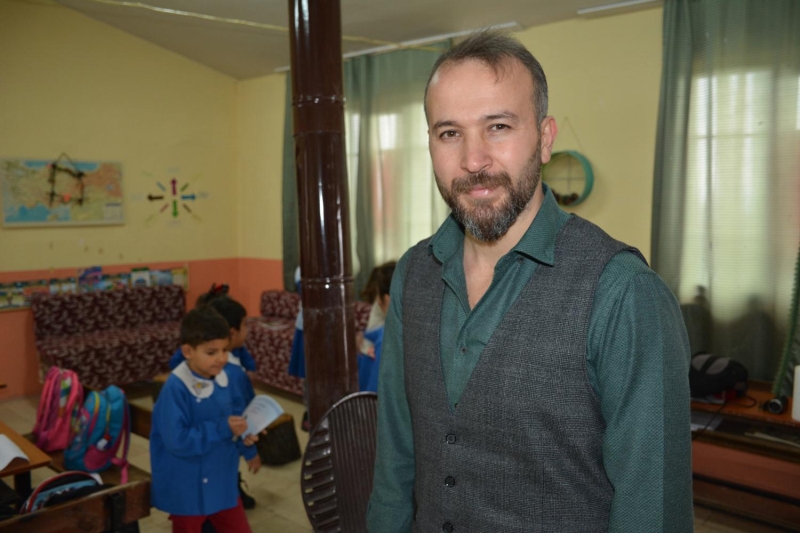 'Konu, madem snfa geliyor o zaman nlk giymesi gerekiyor diye espri ile balad. Okul aile birlii bakanmz hemen bir nlk dikip okulumuza getirdi. Kpee giydirdik ve inann veliler de bile deiim oldu. Velilerimiz kpei grd, okuldan gitmek istemediler. Velilerimiz kpekle fotoraf ektirdi, onunla oynad ve sevdiler. Onlar da aslnda kpein bir can olduunu fark ettiler. Bu da bizi inanlmaz mutlu etti. ocuklarmz resim derslerinde ev, anne ve baba izer. Fndk snfa girdiinden belli ocuklar mutlaka resmin bir ksmna kpek de iziyorlar. Kpein ismini ise ocuklar koydu. Her eyleri ile ocuklar ilgileniyorlar' diye konutu.