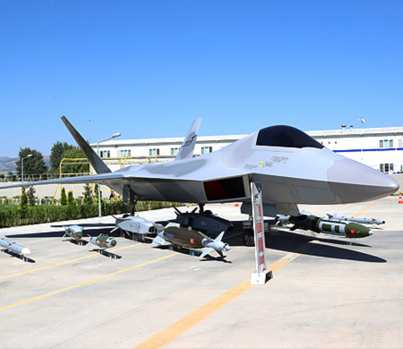 T�rk Silahl� Kuvvetleri ihtiya�lar�n� kar��lamak �zere ba�lat�lan Milli Muharip U�ak (MMU) Projesi ile T�rk Hava Kuvvetleri Komutanl��� envanterinde bulunan ve 2030’lu y�llardan itibaren kademeli olarak devreden ��kart�lmas� d���n�len F-16 u�aklar�n�n yerini alabilecek yurt i�i imk�n ve kabiliyetler ile tasarlanan modern u�aklar�n �retilmesi ama�lanmaktad�r.