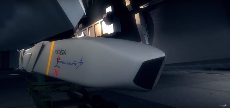 Ayr�ca K�z�l�tesi G�r�nt�lemeli Aray�c� Ba�l�k, Otomatik Hedef Alg�lama (OHA), A� Destekli M�himmat Kabiliyeti, Evrensel Silah Aray�z� Uyumlulu�u ile Yerde, Havada ve At�� Sonras� G�rev Planlama yeteneklerini de i�inde bar�nd�r�yor