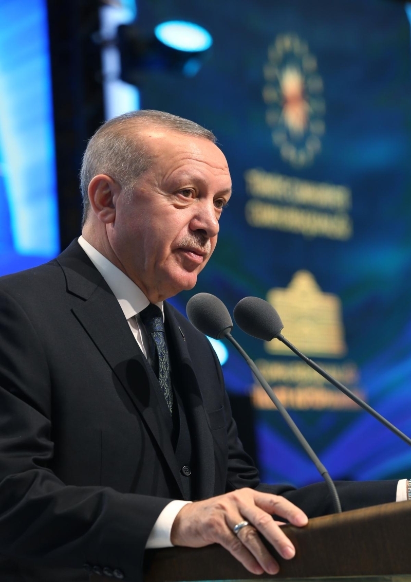 Ktphaneye kolayca ve hzla eriilebilecek  Ktphaneden faydalanmak isteyen yeni kimlik kart sahibi Trkiye Cumhuriyeti vatandalar, turnikelerdeki haznelere kimlik kartlarn okutarak kolaylkla ve hzla giri yapabilecek. Eski kimlik kart sahipleri ktphane giri bankolarndan 'hzl giri kart' alarak ktphaneden yararlanabilecek. Henz 15 yan doldurmam kullanclar, ktphane giri bankolarndan hzl giri kart alarak turnikelerden geebilecek.