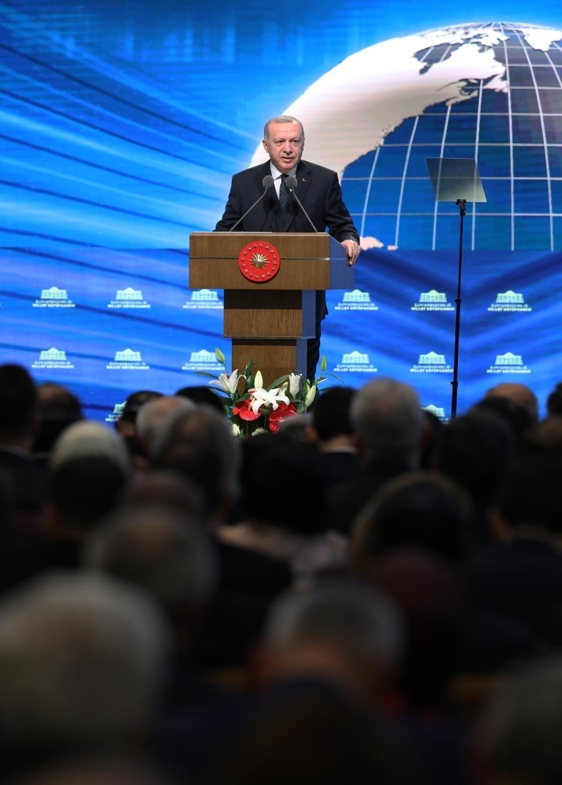 Basl kaynaklarn yan sra elektronik kaynak aboneliklerine de balanan ktphanede, 100 farkl lkeden 134 farkl dilde basl kitap ile 120 milyon makale ve rapor, uzunluu 201 kilometreyi bulunan raflarda yer alyor.  