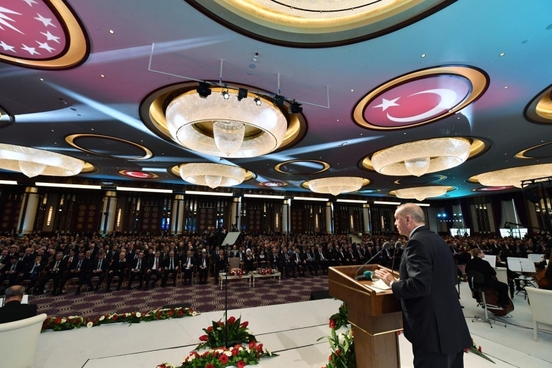 Aralaryla ktphaneye giri yapmak isteyen yeni ve eski kimlik sahibi kullanclarn, kimlik ve ara ruhsatlarn ibraz etmeleri gerekecek. Trk kullanclar, e-Devlet zerinden oluturduklar hzl giri kartlarnda bulunan QR kodunu aratan inmeden grevli personele gstererek ktphaneye giri salayabilecek.  