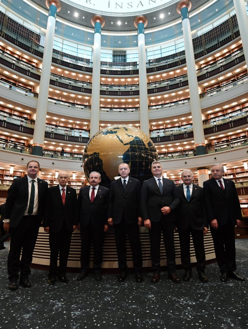 Cumhurbakan Erdoan, aln ardndan zbekistan Cumhurbakan Mirziyoyev, MHP Genel Bakan Devlet Baheli ve AK Parti zmir Milletvekili Binali Yldrm ile ktphaneyi gezdi.