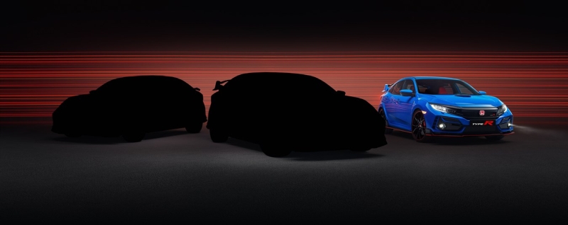 HONDA CIVIC TYPE R SPORT LINE  Yeni Civic Type R Sport Line versiyonu yksek performans daha yaln bir tasarmla bir araya getirmek iddiasyla sunuldu. Type R Sport Line ile standart Civic Type R versiyonlar arasndaki en belirgin grsel fark byk bir arka spoyler yerine daha kk ve alak bir spoyler kullanlyor olmas. Bylece sportif ve dinamik bir grnm korunurken daha zarif bir siluet amalanm. Civic Type R Sport Line, otomobilin alt kenar boyunca uzanan gri bir izgi ile de ayryor.  