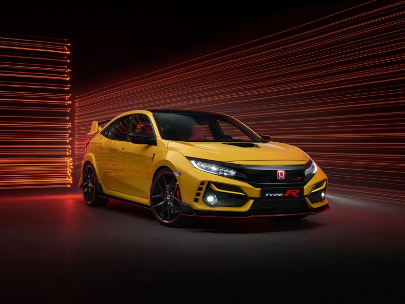 Civic Type R Limited Edition; krmz yar tipi koltuklar, alcantara direksiyon, damla formunda vites topuzu ve her bir araca zel retim adedi plakas gibi i mekn detaylaryla sporcu zellikleri sergiliyor.  