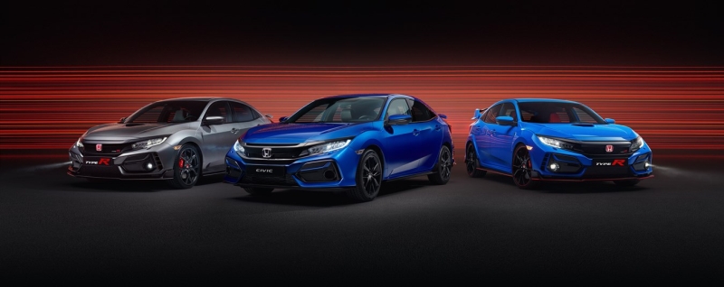 Yeni Civic Type R Sport Line'n ii mekan yine performans odakl, ancak daha zarif bir ambiyans sunuyor. Krmz dikili siyah yar tipi koltuklar, yeni damla formunda vites topuzu ve alcantara direksiyon simidi kabin iindeki sportif ve k grnm tamamlyor Krmz dikiler kap panelleri dahil olmak zere i mekan boyunca yaylyor ve Honda mirasn yanstyor. 