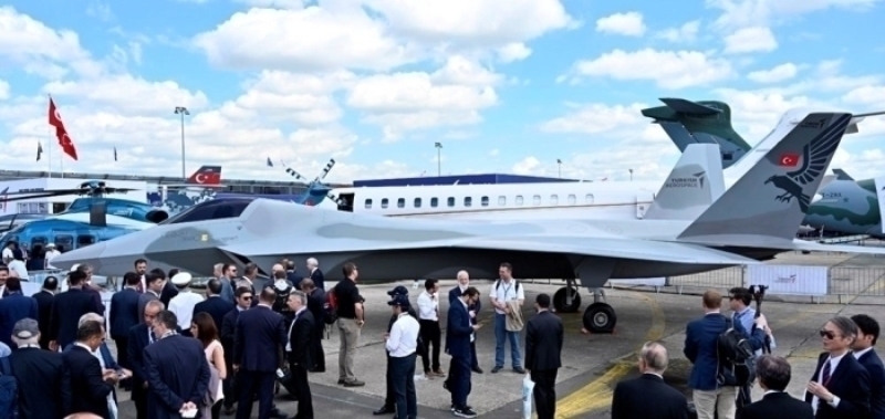                                                                 Milli muharebe u�a��n�n bire bir �l��lerdeki modeli sergide yer al�rken, u�a��n motor yerle�imi, dahili silah yuvalar�n�n yerleri, kokpit konseptleri de ana hatlar�yla g�r�lebiliyor.                                                        