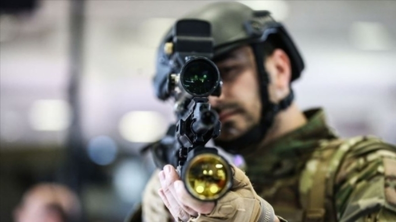                                                                 Uluslararas� Savunma Sanayii Fuar�'nda (IDEF) tan�t�lan ve Cumhurba�kan� Recep Tayyip Erdo�an'�n inceledi�i T�fe�e Monte Lazer Silah�'n�n Proje Y�neticisi Do�.Dr. Ayd�n Yeniay, lazer silah� hakk�nda bilgi verdi. <br><br> Bir s�redir lazer silah� teknolojileriyle ilgili ara�t�rma ve geli�tirme �al��mas� y�r�tt�klerini anlatan Yeniay, Geli�tirdikleri T�fe�e Monte Lazer Sistemi ile Milli Piyade T�fe�i - MPT76'ya lazer silah� i�levini de kazand�rd�klar�n� s�yleyen Yeniay, �u bilgileri verdi:                                                        