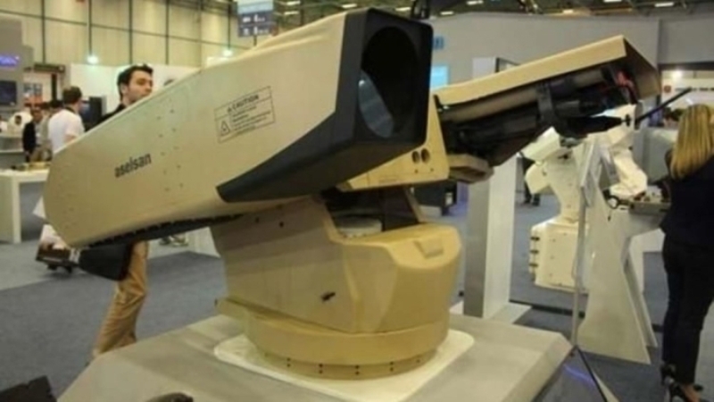                                                                 LAZER S�LAHINA HAVA SAVUNMA G�REV� <br><br> Havadan yere at�lan m�himmat ile top, havan ve roket tehdidinin bertaraf edilmesinde son d�nemde en etkin ��z�m olarak lazer sistemler �ne ��k�yor. �zellikle son 10 y�lda lazer sistemlerinin baz� zafiyetleri (hedef takibi, g�� ve odaklama ve benzeri) giderilerek hava tehdidine y�nelik bir se�enek olu�turuldu. <br><br> Geli�mi� teknoloji ve savunma sanayisine sahip �lkeler lazer sistemleri �al��malar�na a��rl�k veriyor.                                                        