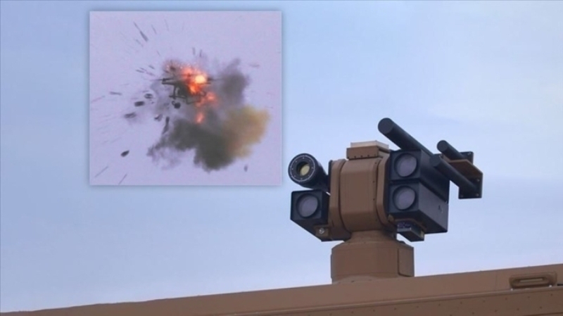                                                                 T�RK�YE'N�N YEN� S�LAHINDAN �LK G�R�NT�LER <br><br> T�rkiye'nin roket ve f�ze alan�ndaki lider �irketi ROKETSAN, Alka Y�nlendirilmi� Enerji Silah Sistemi'ni (YESS) ilk kez 14'�nc� Uluslararas� Savunma Sanayii Fuar�'nda (IDEF'19) tan�tt�.                                                        