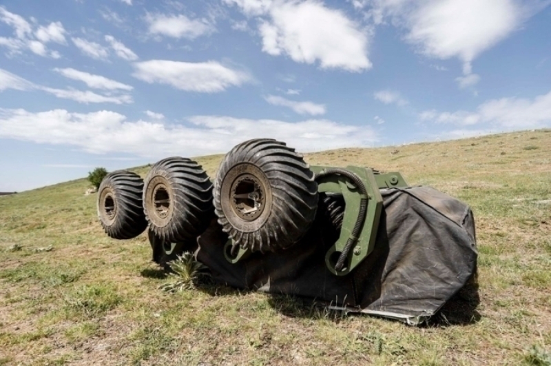                                                                 ABD'nin Meksika s�n�r�nda art�k otonom ara�lar kulland���na dikkat �eken U�ur, ��yle devam etti:  'T�rkiye'de emniyet g��lerimiz bu tarz otonom ara�lar kullanmak yerine bu g�revi kendileri yap�yorlar. Bu bize bir y�k getiriyor. Her t�rl� hava �artlar�nda silah ta��yoruz, m�himmat ta��yoruz, dolay�s� ile biz onlar�n y�k�n� hafifletmek istedik. Bu y�zden bir otonom ara� yapt�k. �zerinde y�k ta��yabiliyorsunuz. Biz bunu '6x6 teknolojik bir kat�r'a benzetiyoruz. ��inde g�m�l� bir silah sistemi var. D�nyadaki rakiplerinde silahlar hep g�vdeye monte edilmi� ve bu sebeple d��man taraf�ndan ele ge�irildi�i durumlar olabiliyor. Biz, silah� i�ine g�melim gerekti�i zaman e�er �zerine gelen bir mermi veya sald�r� varsa silahlar an�nda d��ar� ��ks�n ve gerekli i�lemi yaps�n istedik.'                                                        