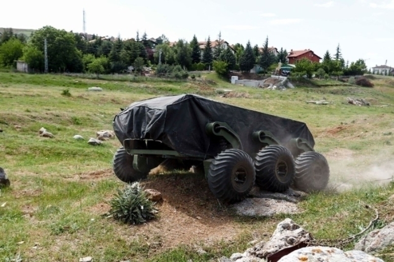                                                                 Firma sahibi Ferhat U�ur, ilk defa Uluslararas� Savunma Sanayi Fuar�'nda (IDEF) sergilenen BO�A�'�n s�n�r �tesinde ve s�n�rda, hatta talep edilen t�m �zel alanlarda g�rev yapabilece�ini s�yledi. Ferhat U�ur, daha �nce de T�rk g�venlik g��lerinin ihtiya�lar� do�rultusunda insans�z bomba imha, may�n tarama ve silahl� operasyon robotlar� �rettiklerini belirterek, d�nyada otonom sistemlere ge�i�in �art oldu�unu ifade etti.                                                        