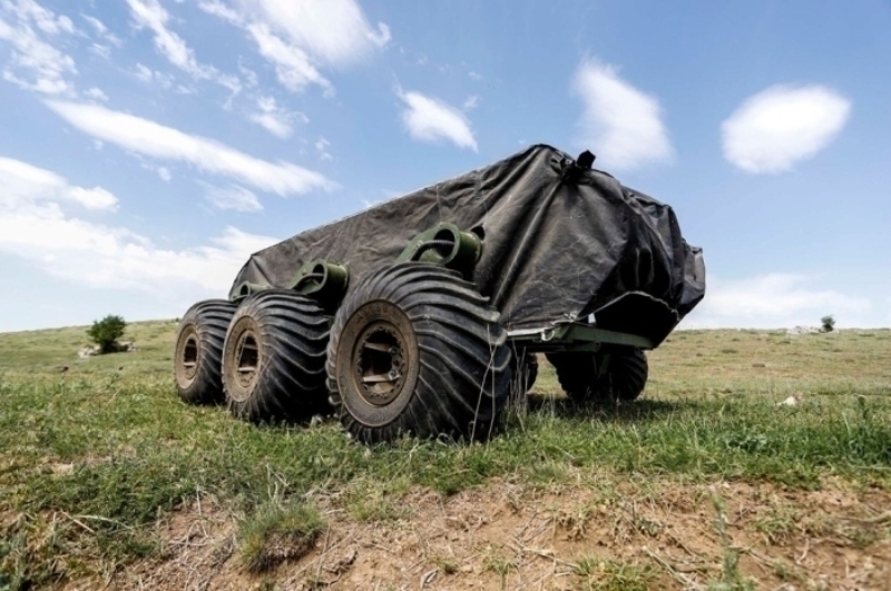                                                                 BO�A�<br><br> D�nyada sadece ABD'de oldu�u belirtilen insans�z kara arac�n�n benzeri yerli ve milli imkanlarla Ankara'da T�rk firmas� taraf�ndan �retildi. 'BO�A�' ad� verilen 6x6 insans�z kara arac�, en zorlu arazi ko�ullar�nda zorlanmadan ilerliyor, �zerindeki 'At�� Tespit Sistemi' ile d��man ate�ini tespit edip, yine �zerindeki 'Uzaktan Komutal� Silah Kulesi' ile hedefi ate� alt�na alabiliyor.                                                        