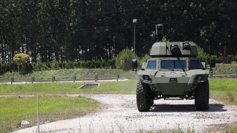                                                                 T�RK�YE'N�N ELEKTR�KL� ZIRHLISI �LK KEZ ARAZ�YE �IKTI <br><br> T�rkiye'nin global kara sistemleri �reticisi Otokar'�n, savunma sanayisindeki iddias�n� farkl� bir boyuta ta��yan Akrep II �r�n ailesine y�nelik �al��malar� s�r�yor. Ailenin ilk �yesi, ayn� zamanda T�rkiye'nin ilk elektrikli z�rhl� arac� 'Akrep IIe' araziye ��kmaya ba�lad�.                                                        