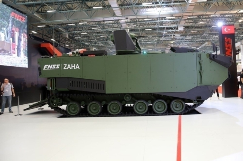                                                                 Kurt, T�rk Deniz Kuvvetleri'nin 20. y�zy�l muharebe alan� gereksinimleri uyar�nca ortaya ��km�� bir ihtiya� olan ZAHA'n�n, havuzlu ��karma gemilerinde konu�land�r�laca��n� belirtti. <br><br> Nail Kurt, 'Belirlenen ihtiya�lar �er�evesinde Savunma Sanayii Ba�kanl��� ve FNSS aras�nda imzalanan ZAHA projesi kapsam�nda tasar�m ve �retim yap�lacak. Bu s�zle�me kapsam�nda 27 adet ara� teslim edilecek, bu ara�lardan 23'� personel ta��y�c�, 2 �deti adet komuta kontrol, 2 adeti de kurtarma arac�. S�zle�me �artlar� gere�i teslimatlar 2021'de ba�layacak 2022'de tamamlanacak.' dedi. <br><br> Arac�n testlerinin gelecek sene tamamlanaca��n�n alt�n� �izen Kurt, istekler gere�i 15 deniz miline kadar denizde hareket kabiliyeti oldu�unu dile getirdi.                                                        