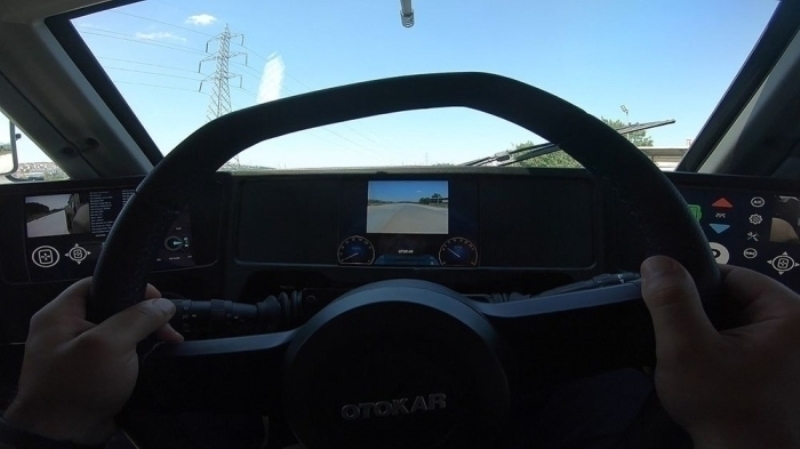                                                                 Her arazi ko�ulundaki hareket performans�n�n yan� s�ra e�siz manevra kabiliyetine sahip ara�, elektrik, dizel ve hibrit gibi alternatif g�� gruplar�n�n kullan�lmas�na imkan verebilecek bir altyap� �zerine in�a edildi. <br><br> G�� �retim ve aktarma sistemleri, sens�rler, bilgisayarlar, haberle�me ve hedefleme sistemlerinin tek bir sistemde entegre edildi�i Akrep II, otonom ara�lara do�ru ge�i�i h�zland�racak bir altyap� sunuyor.                                                        