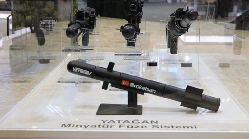                                                                 Tek piyade taraf�ndan mevcut bombaatar silahlar�yla kullan�labilecek �ekilde tasarlanan Yata�an, meskun mahal muharebelerine; hassasiyet, menzil ve hedefe y�nelmi� tahrip g�c� getiriyor. <br><br> Yata�an, hafifli�i ve hassasiyeti ile insans�z kara, deniz ve mini insans�z hava ara�lar�n�n da silah� olabilecek.                                                        