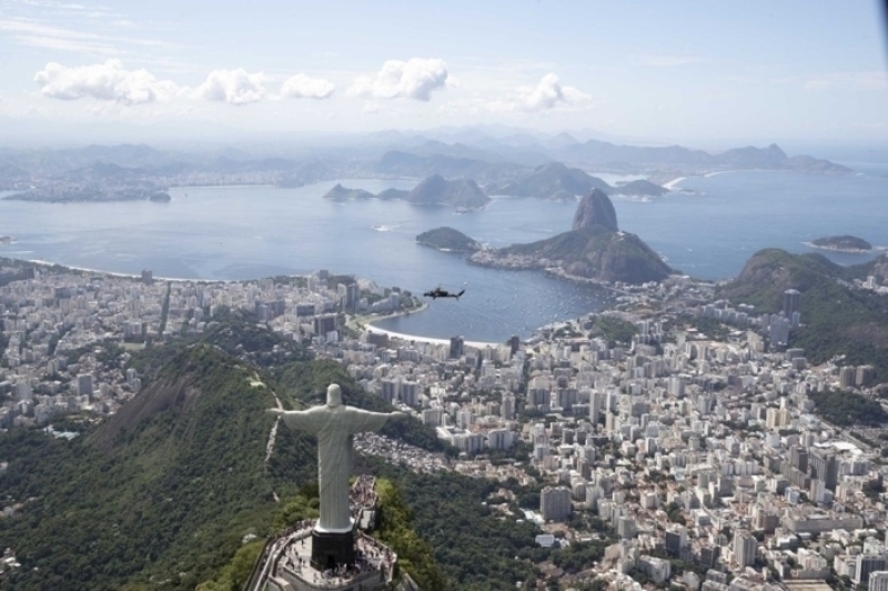                                                                 Taubate'de 25 Mart'ta ba�layan roadshow �er�evesinde, Atak helikopteri 11 pilot taraf�ndan, 22 sorti ile yakla��k 18 saat u�u� yaparak, bin 360 mil katetti. <br><br> Rio de Janeiro kentinin simgelerinden olan Kurtar�c� �sa heykeli etraf�ndan da u�an Atak, performans�yla pilotlar�n ve izleyicileri be�enisini kazand�.                                                        