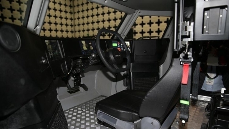                                                                 'Teknolojik geli�melerden bahsederken elbette alternatif yak�tlar da g�ndemimizdeydi. 'Akrep II'yi alternatif g�� gruplar�na da uygun olarak tasarlad�k. Elektrik motoru ve geli�mi� pillerle donat�lan 'Akrep II', T�rkiye’nin ilk elektrikli z�rhl� arac� olarak IDEF 2019'da sergilenecek. Geleneksel z�rhl� ara�lara k�yasla �eviklik, d���k termal iz, y�ksek h�z ve sessizlik avantajlar�n� bir arada sunan 'Akrep II', t�m d�nyada ordular�n zorlu isteklerini kar��layabilecek yeterlilikte bir elektrik motora sahip. Taktik performans beklentilerine de en iyi �ekilde cevap veren 'Akrep II', �zellikle yak�t verimlili�i, hareket, beka kabiliyeti ve entegre lojistik destek anlam�nda da avantajlar sunuyor. Otokar, 'Akrep II' ile elektrikli ara� teknolojisinin z�rhl� ara�lara uygulanmas� y�n�nde e�siz bir bilgi birikimi kazanm��t�r. Bu geli�me, gelece�in hibrit ve otonom z�rhl�lar� i�in ilk ad�m niteli�i ta��maktad�r. Hedefimiz, 'Akrep II'nin T�rkiye'nin teknoloji ihracat�nda �nc� �r�nlerden biri olmas�d�r.'                                                        