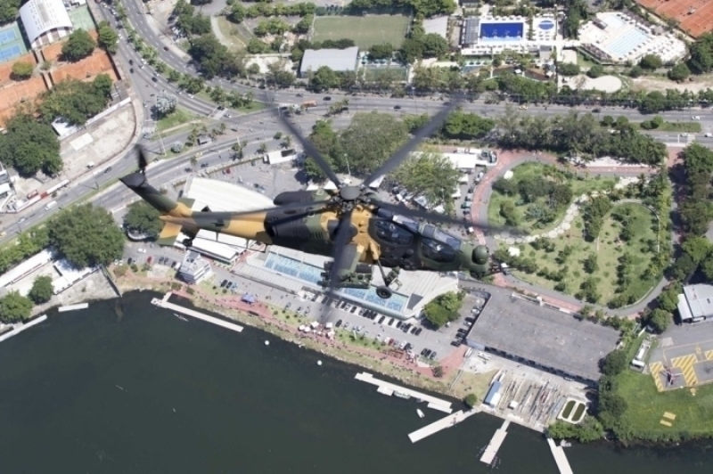                                                                 Brezilya Kara Havac�l�k Komutanl��� ile yap�lan koordinasyon sonucunda, 25-28 Mart aras�nda Rio de Janeiro'daki 12. LAAD Savunma ve G�venlik Fuar� �ncesi, T129 Atak Brazil Roadshow i�in gerekli planlama yap�ld�. <br><br> B�ylece, Sao Paulo'daki Forte Ricardo Kirk Kara Havac�l�k Komutanl���nda 26 Mart ve Ba�kent'teki Brasilia Askeri �tfaiye Merkezi Operasyonel Havac�l�k B�l�m�nde 28 Mart'ta iki ayr� u�u� performans� sergilendi. Atak, ayn� g�n�n ak�am� T�rkiye'nin Brasilia B�y�kel�ili�i bah�esine indirildi.                                                         