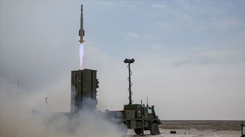                                                                 YERL� HAVA SAVUNMA S�STEM�NDE YEN� BA�ARI <br><br> Aksaray at�� alan�nda Savunma Sanayii Ba�kanl���, T�rk Silahl� Kuvvetleri, ASELSAN ve ROKETSAN temsilcilerinin kat�l�m�yla d�zenlenen at��larda yeni bir a�ama daha ba�ar�yla ger�ekle�tirildi. Geli�meyi Savunma Sanayii Ba�kan� �smail Demir, sosyal medya hesab� Twitter �zerinden duyurdu. <br><br> Hisar-A'n�n (al�ak irtifa) 2021'de, Hisar-O'nun (orta irtifa) 2022'de silahl� kuvvetlere teslim edilmesi planlan�yor.                                                        