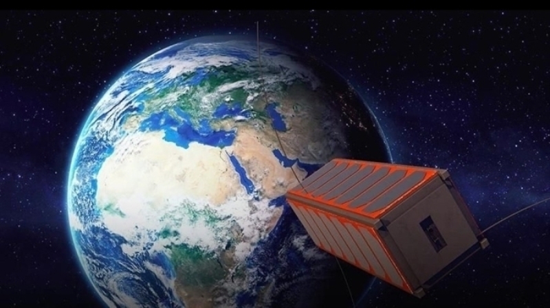                                                                 T�RK�YE 'KILI�' �LE UZAYA �IKACAK <br><br> Savunma Sanayii Ba�kanl��� y�netiminde K�l�� K�p Uydusu (KILI�SAT) ismiyle yeni bir Ar-Ge projesi ba�lat�ld�. <br><br> Projeyle, yerli ve milli olarak geli�tirilen X-Bant LNA (Low Noise Amplifier-D���k G�r�lt�l� Y�kselte�) mod�l�ne uzayda tarih�e kazand�r�lacak, seyir halindeki gemiler ile di�er kaynaklardan yay�nlanan AIS (Automatic Identification System-Otomatik Tan�mlama Sistemi) verileri toplanarak yer istasyonuna indirilecek. Bu ama�la Al�ak D�nya Y�r�ngesi'nde g�rev yapacak bir k�p uydu geli�tirilecek.                                                        