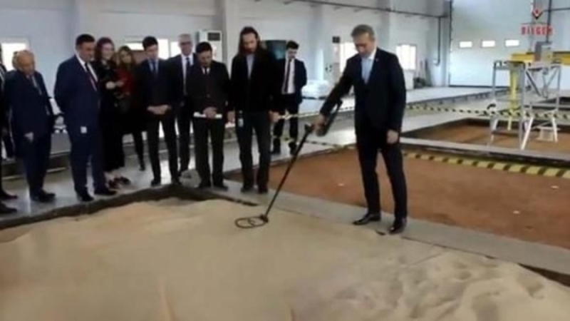                                                                 'OZAN'� inceleyen Demir, Twitter hesab�ndan, 'T�B�TAK B�LGEM taraf�ndan tamamen yerli tasar�mla geli�tirilen d�nyan�n en hafif may�n dedekt�r� 'OZAN’�n denemesini yapt�k. G�venlik birimlerimizin uzun intikallerinde ta��ma kolayl��� sa�layan sistemle yanl�� alarm oran� en aza indirgeniyor' a��klamas�nda bulundu.                                                        