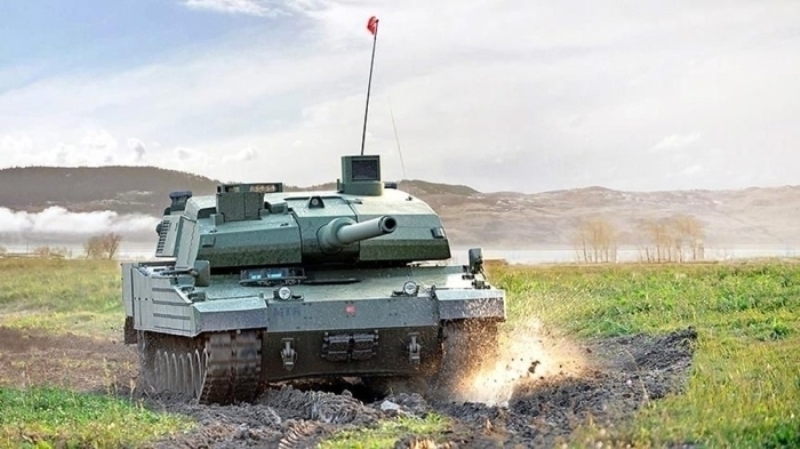                                                                 ALTAY TANKI<br><br> Altay tank�nda tank komutan�, ni�anc�, s�r�c� ve doldurucu, yani 4 m�rettebat �al���yor. Altay’�n �zerinde ana silah olarak, pek �ok de�i�ik m�himmat� atabilen 120 mm’lik 55 kalibre top mevcut.                                                        