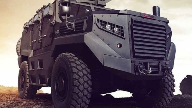                                                                 Ate�, KBRN hava filtre sistemi, hidrolik kurtarma vinci, otomatik yang�n s�nd�rme ve infilak bast�rma sistemi, ba��ms�z s�spansiyon, diferansiyel kilitleri gibi donan�mlar bar�nd�r�yor. Motor g�c� 400 beygir olan ara�, azami 700 kilometre menzile sahip bulunuyor. <br><br> Ara�, ASELSAN'�n Acar Kara G�zetleme Radar�, �ahing�z�-OD Elektro-Optik Sens�r Sistemi ve Seda (Yank�) At�� Yeri Tespit Sistemi ile etkin bir s�n�r g�venli�i sa�layacak.                                                        