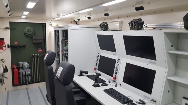                                                                 �irket bu kapsamda 'insans�z hava u�aklar� sistemleri �slerinde' yer alan ve �HA/S�HA'lar�n komuta edildi�i yer kontrol istasyonunu bir kamyon �zerine konumland�rarak mobil hale getirdi. <br><br> Yer kontrol istasyonunun mobil hale getirilmesiyle �HA/S�HA sistemleri hareket kabiliyeti kazand�. B�ylece istasyonlar, �slerdeki sabit pozisyonlar�ndan farkl� olarak ihtiya� duyulan b�lgelere h�zla g�nderilip g�rev icra edebilecek. Olas� tehditlere kar�� da yer de�i�tirme imkan�na sahip olacak. <br><br> Kamyon kasas�na entegre edilen �elter i�inde yer alan yer kontrol istasyonundan �HA/S�HA ve �zerlerindeki faydal� y�kler komuta kontrol edilebilecek, izlenebilecek. <br><br> Yer kontrol istasyonunda, �HA/S�HA'n�n u�u�u s�ras�ndaki kontrol�n�, bilgi teminini ve ara�larla ileti�imi sa�layan elektronik yaz�l�m ve donan�m bulunuyor.                                                        