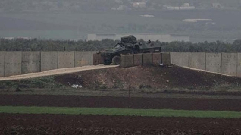                                                                 KAYI SINIR G�VENL�K S�STEM�<br><br> T�rk yap�m� cihazlar�n yer ald��� elektronik sistem sayesinde s�n�ra yakla�an �HA, ara� veya insanlar tespit edilip, komuta merkezi uyar�l�yor. S�n�rda kaydedilen t�m g�r�nt�ler tek merkezde toplan�l�yor ve kameralar tehdit olu�turan nesneye otomatik odaklan�yor. Radar kar��t�r�c� cihazlar�n da bulundu�u sistem, her t�rl� tehditte komuta merkezindeki g�venlik g��lerine bilgi aktar�yor.                                                        