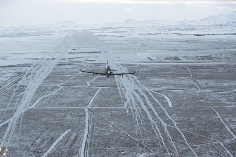                                                                 Savunma Sanayii Ba�kan� �smail Demir, sosyal medya hesab�ndan H�rku�-C'nin son testine ili�kin, 'H�rku� e�itim u�a�� olma yan�nda, silahlar� ve korunma sistemleriyle yak�n hava deste�i g�revlerine de haz�r hale geliyor.' ifadesini payla�t�. <br><br> H�rku�-C serisinin son versiyon u�a�� yakla��k 5 ton a��rl��a sahip olacak ve 1,5 ton faydal� y�k� ta��yabilecek. <br><br> Lazer i�aretleme kabiliyetine sahip mesafe �l�erli k�z�l �tesi �ok bantl� kamerayla g�nd�z ve gece g�zetleme yap�labilecek H�rku�-C, gerekti�inde yerli f�ze ve bombalarla g�rev icra edebilecek. H�rku�-C, 35 bin feet irtifa tavan�yla 6 saate kadar havada kalabilecek.                                                        
