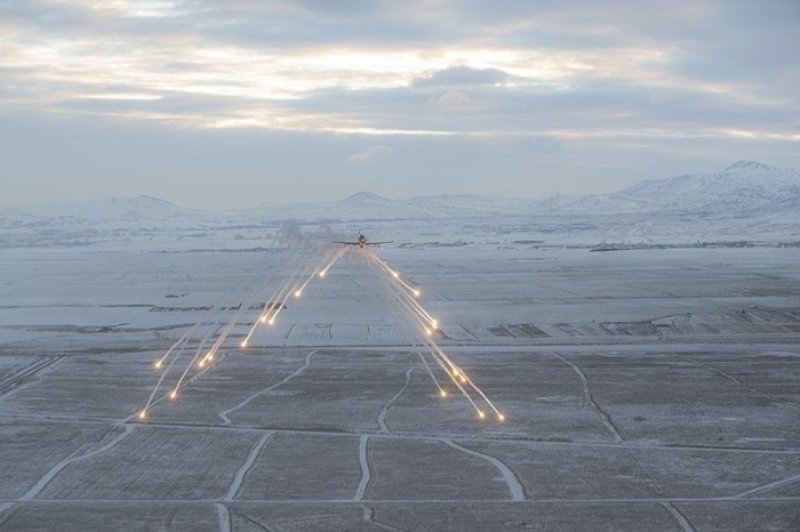                                                                 �lk at�� tecr�besi Konya Karap�nar'da ROKETSAN'�n LUMTAS f�zesiyle ger�ekle�tirilen H�rku�-C'nin yeni �zellikler ve farkl� m�himmatlarla testleri devam ediyor. <br><br> U�a��n Kahramankazan'da yap�lan u�u�ta kendini koruma �zelli�i ba�ar�yla test edildi. H�rku�, e�itim u�a�� olma yan�nda art�k silahlar� ve korunma sistemleriyle yak�n hava deste�i g�revine de haz�r hale gelmeye ba�lad�.                                                        