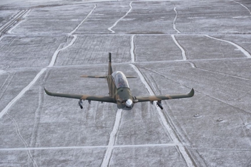                                                                 S�LAHLI H�RKU�'A KEND�N� KORUMA YETENE�� <br><br> T�rk Havac�l�k ve Uzay Sanayii taraf�ndan geli�tirilen H�rku�, Hava Kuvvetleri Komutanl���n�n e�itim ihtiyac�n� kar��laman�n yan� s�ra Kara Kuvvetleri Komutanl��� ve Jandarma Genel Komutanl���na operasyon b�lgesinde yak�n hava deste�i sa�lamas� i�in geli�tiriliyor. Bu kapsamda her iki komutanl�kla �al��malar devam ediyor. <br><br> Silahland�r�lan H�rku�-C u�a�� i�in 3 farkl� varyant �zerine geli�tirme s�re�leri devam ediyor. Buna g�re, maliyet etkin ve takvim olarak teslimat� h�zl� olabilecek varyantlara da kullan�c�larla �al���l�yor.                                                        