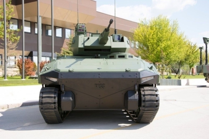                                                                 Geriye kalan arka k�s�mda ise personel ta��y�c� versiyonunda 8 ki�ilik, silah kuleli versiyonun da ise 6 ki�ilik personel (manga) b�l�m� yer al�r.S�r�c�ye, ara� i�erisinden d��ar�y� izleme ve �epe�evre g�r�� imkan� sa�layan lazer korumal� cam periskoplar mevcuttur.                                                        