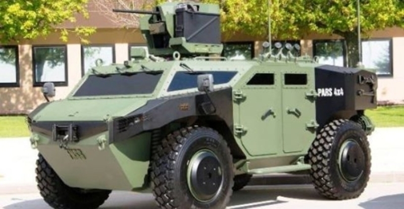                                                                 Arac�n sudaki artt�r�lm�� manevra kabiliyeti ise, arkas�nda konumland�r�lan iki adet su jeti ile sa�lanmaktad�r. Ara�, suda nokta (Pivot) d�n��� yapabilmekte ve ayn� zamanda arzu edildi�inde suda geri istikamete do�ru hareket edebilme kabiliyetine sahip.                                                        