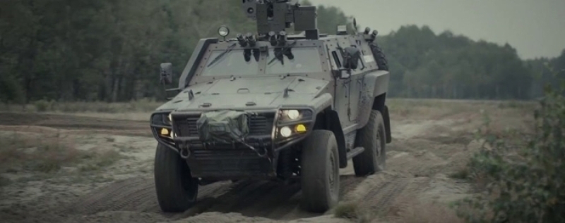                                                                 Cobra II Y�k Ta��y�c� Z�rhl� Ara�’�n �st�n hareket kabiliyeti, gerek meskun mahalde gerekse k�rsal alanlarda, her t�rl� zorlu saha ko�ulunda hizmet verebilmesini sa�l�yor. Ayr�ca gerekti�inde meskun mahal operasyonlar�nda aktif olarak da kullan�labiliyor. <br><br> Ara�, y�k ta��ma amac�n�n d���nda farkl� g�revler de yerine getirebiliyor. Arac�n kasas�na monte edilen u�aksavar silah�yla hem yak�n koruma hem de birlikte kendini savunabilecek ate� g�c� sa�lan�yor. <br><br> Arac�n en b�y�k avantaj�n� Cobra II ile ayn� platform �zerinde geli�tirilmi� olmas� olu�turuyor. Bu sayede envanterdeki di�er Cobra II’lerle birliklere standart yedek par�a kullan�m� kolayl��� sa�lan�yor, d���k i�letme ve bak�m maliyeti sunuluyor.                                                       