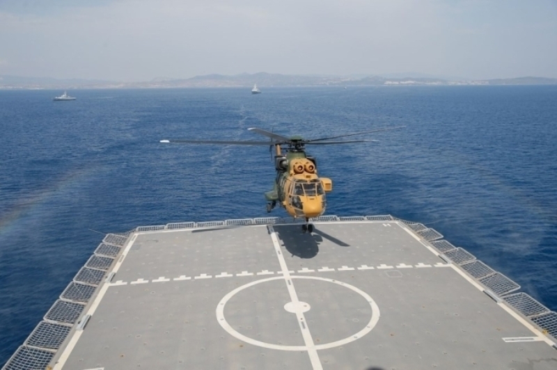                                                                 Gemi, bin 200 ton y�k veya tank, z�rhl� ara� ve di�er ara�lar� ta��ma kapasitesine sahip bulunuyor. <br><br> TCG Bayraktar, ikmal yapmadan 30 g�n denizde kalabiliyor ve 5 bin deniz milinden fazla yol alabiliyor. Bayraktar, 2 metrelik s�� sulara kapak atabiliyor. Gemide yerli �retim komuta kontrol sistemi ve stabilize makineli t�fek platformu ile pek �ok elektronik ve silah sistemi yer al�yor. Bayraktar, geni� muhabere ve elektronik imkanlar�yla komuta kontrol, hareket ve lojistik g�rev fonksiyonlar�na katk� sa�laman�n yan� s�ra gerekti�inde do�al afet yard�m g�revlerini de yerine getirebilecek kapasiteye sahip bulunuyor.                                                       