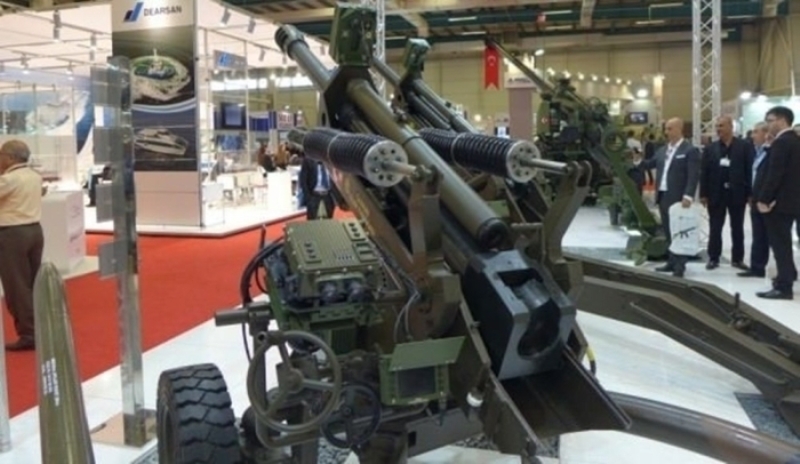                                                                 105 milimetrelik ob�s sisteminin yeniden geli�tirilmesi sonucunda ortaya ��kan silah i�in eski silah sisteminin par�alar� de�i�tirildi. 17 kilometreyi etki alt�na alabilen silah, 1700 kg a��rl��� ile Sikorsky S-70 helikopteriyle harici y�k, Chinook CH-47 helikopteriyle de hem harici hem dahili y�k olarak ta��nabiliyor                                                        