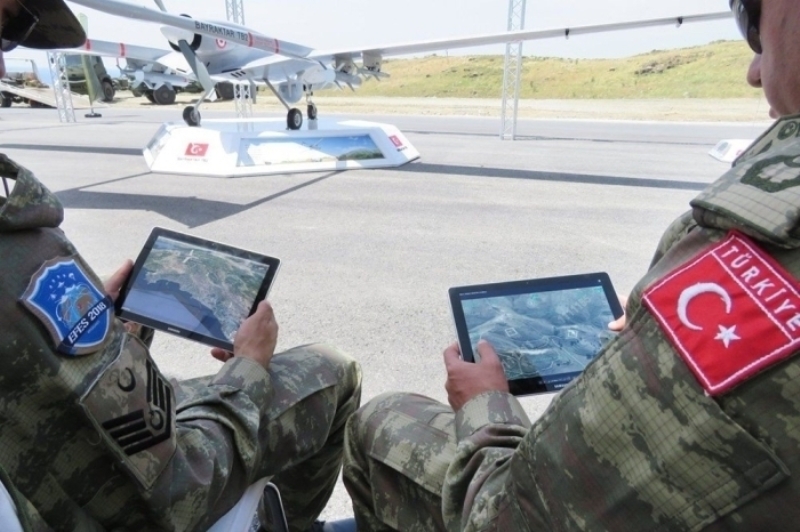                                                                 'M�LL� GOOGLE EARTH' OLARAK ADLANDIRILAN CAS EFES TATB�KATI'NDA KULLANILDI <br><br> Mobil haberle�me i�in ordumuzun hizmetine sunulacak olan Co�rafi Analiz Sistemi (CAS) ge�ti�imiz g�nlerde tan�t�ld�.   <br><br> Efes 2018 Tatbikat� �er�evesinde sergilenen ve �u ana dek olduk�a ba�ar�l� sonu�lar alan uygulama, hen�z sivil kullan�ma a��lmad�. Ge�ti�imiz y�l bir d�nem sivil kullan�ma a��lan ancak k�sa bir s�re sonra yay�ndan kald�r�lan uygulaman�n yeni d�nemde kullan�ma a��lmas� bekleniyor.                                                        