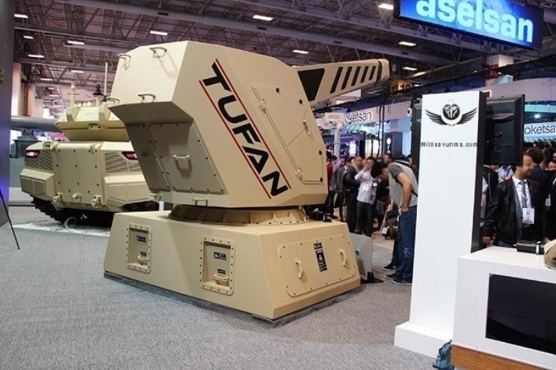                                                                 ASELSAN YEN� S�LAHIYLA HIZ REKORU KIRDI <br><br> ASELSAN, d�nyada hen�z geli�me a�amas�nda olan elektromanyetik f�rlatma sistemlerine y�nelik �al��malar�nda ula�t��� noktayla dikkati �ekti. <br><br> Elektromanyetik f�rlatma konusunda 2014'ten bu yana �al��malar y�r�ten ASELSAN, ge�en y�l Uluslararas� Savunma Sanayii Fuar�'nda (IDEF), Tufan Elektromanyetik Top Sistemi'ni tan�tt�. <br><br> Saniyedeki h�z� 2 bin-2 bin 500 metre, yani ses h�z�n�n 6 kat�ndan fazla oldu�u belirtilen sistemle ge�en s�rede at�� testleri ger�ekle�tirildi.                                                        