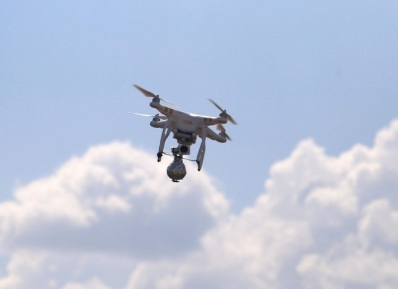                                                                 Sistem sayesinde mini insans�z hava arac�n�n kameras� da yak�larak etkisiz hale getirildi. At�m maliyeti kuru� d�zeyinde olan sistem ile arac�n yak�t� oldu�u s�rece kesintisiz at�� yap�labiliyor.                                                        