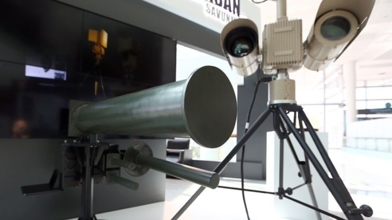                                                                 DRONE TEHD�D�N� 'KAPAN' DURDURACAK <br><br> T�rk savunma sanayisi, sald�r� amac�yla kullan�lan 'drone'lar� etkisiz hale getirmek i�in yeni bir ��z�m geli�tirdi. <br><br> Geleneksel g�venlik �nlemleriyle tespit edilmeleri �ok g�� olan 'drone'lar�n, t�m d�nyada d��man unsurlar veya ter�ristler taraf�ndan istihbarat veya sald�r� ama�l� kullan�m� yayg�nla��yor. <br><br> Meteksan Savunma, SDT ve Tamg�r Elektronik, farkl� alanlardaki uzmanl�klar�n� birle�tirerek bu t�r tehditlere kar�� Kapan Drone Savar Sistemi'ni geli�tirdi.                                                        