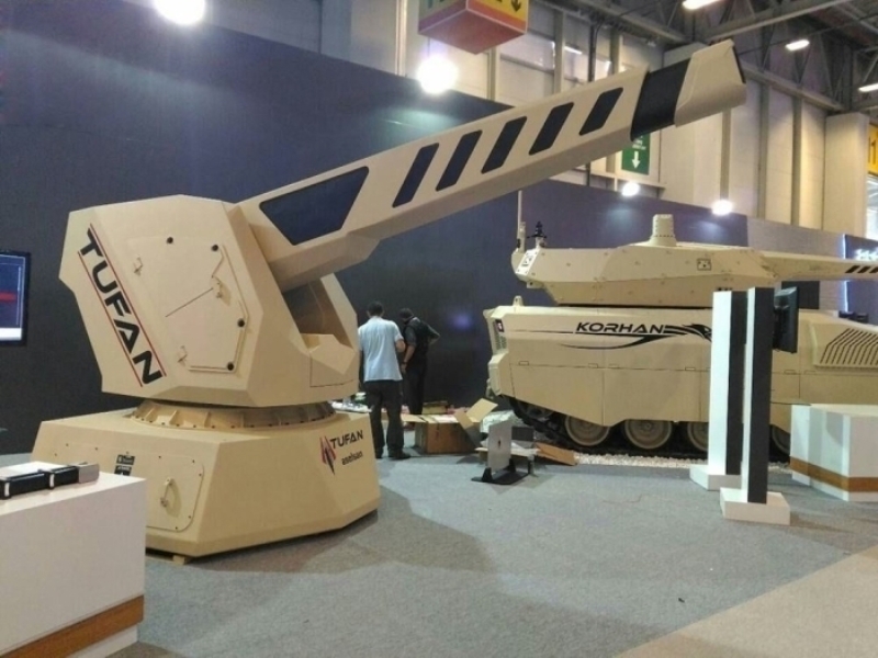                                                                 Tufan'�n �n prototipiyle Konya-Karap�nar'da gerçekleştirilen at�şl� testlerde m�himmat, ses h�z�n�n 9 kat� h�zla hedefe g�nderildi. <br><br> Savunma Sanayii Ba�kan� �smail Demir'in de kat�ld��� testlerde, saniyede 3 bin metre namlu ç�k�ş h�z� sa�lanarak rekor k�r�ld�. Bu de�er, barut kullanan klasik silahlar�n mermiyi atma h�z�n�n yakla��k 3 kat�na kar��l�k geliyor.                                                        