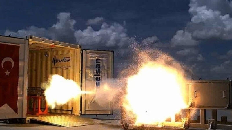                                                                 Elektromanyetik f�rlatma sistemleri, gelece�in hava savunma silah� olarak g�steriliyor. Bu teknoloji kullan�larak geli�tirilen ve 'railgun' ad� verilen silahlar�n �ok uzun mesafelerde etkili olmas�, savunma alan�nda �nemli bir kuvvet �arpan� olarak yer almas� �ng�r�l�yor. <br><br> M�himmat�n namludan y�ksek h�zla ��kmas�, klasik silahlara nazaran �ok daha uzun menzillere at�ş yap�labilmesi anlam�na geliyor. T�rkiye'de geli�tirilecek ak�ll� m�himmatlar ile birlikte 'railgun' sistemleri hem uzun menzilli kara top�u silah� hem de �ok etkili bir hava savunma silah� olarak kullan�labilecek.                                                       