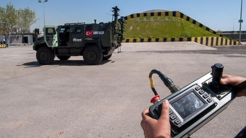                                                                 G�venlik g��lerinin kullan�m�na sunulan insans�z kara ara�lar�n�n �e�idi ve say�s� art�r�lacak. <br><br> T�rkiye'de insans�z sistemlerin geli�tirilmesi ve T�rk Silahl� Kuvvetleri envanterine girmesi y�n�ndeki �al��malar, d�nyadaki geli�melere paralel olarak 2000'li y�llar�n ba��nda yo�unla�t�. �al��malar sonucu �e�itli insans�z hava ve kara arac�, g�venlik g��leri taraf�ndan operasyonel olarak kullan�lmaya ba�land�. Ge�en s�rede ise askeri ve sivil alanda insans�z sistemlere olan ihtiya� h�zla artt�.                                                        