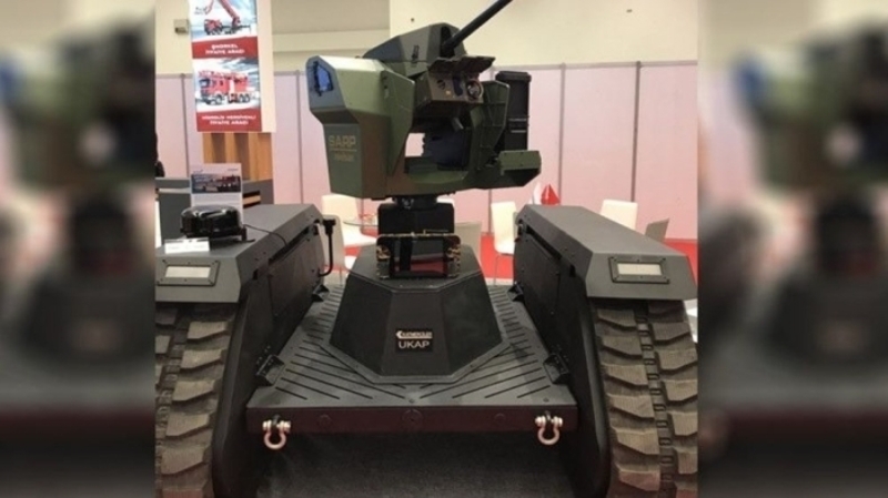                                                                 MEVCUT ZIRHLILAR �NSANSIZ DA G�REV YAPACAK <br><br> A��r S�n�f �nsans�z Kara Ara�lar� kategorisinde ise �ncelikle envanterde bulunan taktik tekerlekli ve paletli kara ara�lar�n�n insans�zla�t�r�lmas�, bununla birlikte ara�lar� insans�zla�t�rmak i�in asgari haz�r bulunu�luk gereksinimleri g�z �n�ne al�narak geli�tirilecek insans�zla�t�rma kitinin ve bu kitin uygulanabilece�i asgari ara� �zelliklerinin belirlenmesi hedefleniyor. <br><br> Bu kapsamda insans�zla�t�r�lan platformlar�n lojistik hizmetler, riskli arazi kesimlerinde ke�if ve ula�t�rma hizmetleriyle y�ksek ate� g�c� ve hareket kabiliyetini kullanarak d��mana yakla�ma ve gerekti�inde etkisiz hale getirme ama�lar�yla kullan�lmas� planlan�yor.                                                        