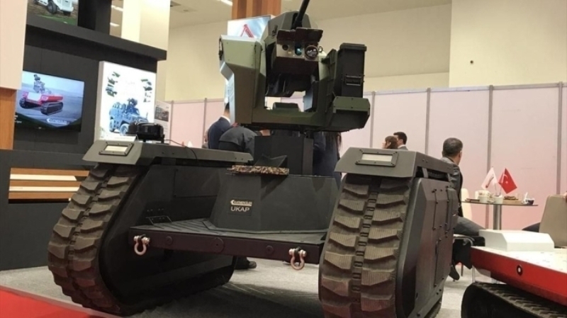                                                                 ARA�LAR B�Y�D�K�E G�REVLER �E��TLENECEK <br><br> Orta S�n�f �nsans�z Kara Ara�lar� kategorisinde ise iki farkl� seviyede ara� geli�tirilecek. <br><br> Bu kategorideki ara�lar genel olarak uzaktan komuta birimiyle kontrol edilerek ke�if ve g�zetleme yapabilecek, gerekti�inde silah kulesi entegre edilebilecek, eve d�nme, belirlenecek seviyede balistik koruma, y�ksek hareket ve engel a�ma, kablolu ve kablosuz kontrol edilebilme gibi kabiliyetlere sahip olacak.                                                       