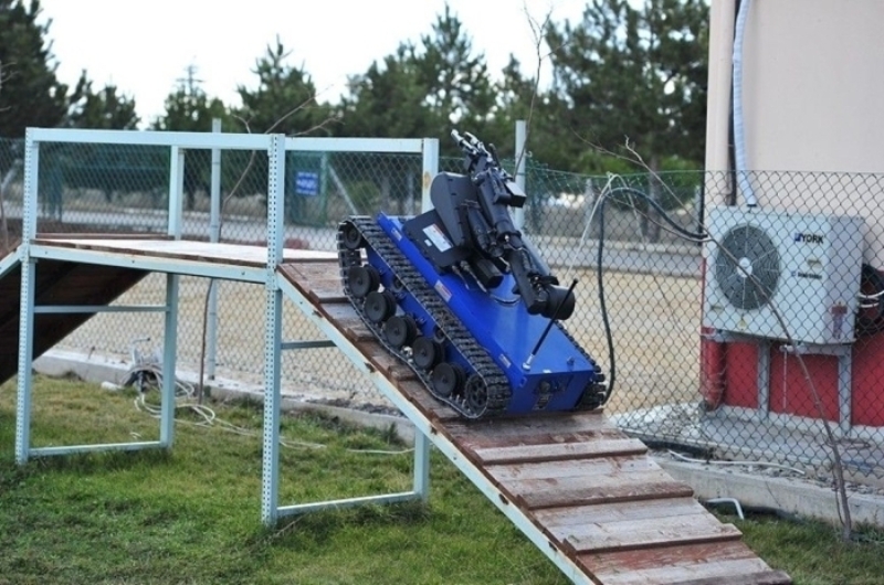                                                                 K���K ROBOTLAR G�R�LMED�K YER BIRAKMAYACAK <br><br> Buna g�re, Hafif S�n�f �nsans�z Kara Ara�lar� kategorisinde y�r�t�lecek �al��malar 3 farkl� seviyede ger�ekle�tirilecek. <br><br> Bu kategorideki birinci seviye ara�lar�n a��rl��� 1 kilogramdan az olacak. G�nd�z ve gece ortam�nda ke�if ve g�zetleme maksad�yla toprak yol, oyuk, ma�ara, bina i�i ortamlarda ilerleyebilecek mobiliteye sahip bu ara�lar, �zellikle bina i�i ve kapal� alanlardaki g�revleri �ok d���k ses seviyesiyle yerine getirecek.                                                        